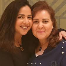 فى الساعات القليلية الماضية أنتشر خبر وفاة الفنانة دلال عبدالعزيز زوجة الفنان الراحل سمير غانم. Ø¥ÙŠÙ…ÙŠ Ø³Ù…ÙŠØ± ØºØ§Ù†Ù… ØªØ¹Ù„Ù‚ Ù…Ø¬Ø¯Ø¯ Ø§ Ø¹Ù„Ù‰ Ø­Ø§Ù„Ø© ÙˆØ§Ù„Ø¯ØªÙ‡Ø§ Ø¯Ù„Ø§Ù„ Ø¹Ø¨Ø¯ Ø§Ù„Ø¹Ø²ÙŠØ² ØªØ²Ø§Ù…Ù† Ø§ Ù…Ø¹ Ø£Ù†Ø¨Ø§Ø¡ Ø¥ØµØ§Ø¨ØªÙ‡Ø§ Ø¨ØªÙ„ÙŠÙ ÙÙŠ Ø§Ù„Ø±Ø¦Ø© Ù…Ø¬Ù„Ø© Ù‡ÙŠ