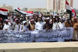 وكان وزير الداخلية اليمني، إبراهيم حيدان، قد أعلن ارتفاع حصيلة الهجوم إلى 22 قتيلا وإصابة 50 آخرين من مستقبلي الحكومة بينهم مدنيون وعاملون. Ynp Ø§Ù„Ø¨ÙˆØ§Ø¨Ø© Ø§Ù„Ø¥Ø®Ø¨Ø§Ø±ÙŠØ© Ø§Ù„ÙŠÙ…Ù†ÙŠØ© Ø§Ù„Ø³Ø¹ÙˆØ¯ÙŠØ© ØªÙØ¹Ù„ ÙˆØ±Ù‚Ø© Ø§Ù„Ù„Ø¬Ù†Ø© Ø§Ù„Ø®Ø§ØµØ© ÙÙŠ Ø§Ù„Ù…Ù‡Ø±Ø© Ø¨Ø±ÙØ¹ Ø±ÙˆØ§ØªØ¨ Ø§Ù„Ù…Ø´Ø§ÙŠØ® ÙˆØ¶Ù… Ø­Ø§Ø´ÙŠØªÙ‡Ù…