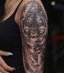 1001 Ideen Fur Ein Oberarm Tattoo Die Besten Designs Oberarm Tattoo Armeltatowierungen Arm Tattoo