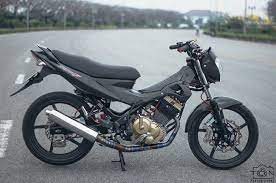 Pendahulu dari suzuki satria ini hadir dengan teknologi yang masih konvensional menggunakan karbuurator dan kemudian pada saat memasuki. Suzuki Satria Paling Cakep Baju Full Karbon Aksesori Mewah Semua Gridoto Com
