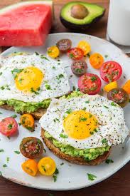 Rezepte Kalorienarm Gesundes Fruhstuck Mit Eiern Brotscheiben Avocadopuree Avocadopuree Brotschei Rezepte Wenig Kalorien Wenig Kalorien Fruhstuck Gesund