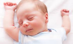 Der Moro Reflex Beim Baby Was Eltern Wissen Sollten Pampers