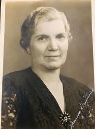 Left) Aunt Sally” Dee had a 6:15 am radio program popular with women