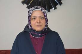 Eğitimini evde sürdüren omurga hastası Rabia, öğretmen olma hayaliyle  çalışıyor