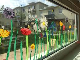 Fenster Deko Fruhlingswiese Mit Blumen Im Kindergarten Fruhling Deko Fenster Fensterfarbe Fenster Dekor