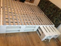 Ich Verkaufe Mein Selbstgebautes Bett Aus 8 Europaletten Die Liegeflache Betragt 1 60m X 2m Und Paletten Selbstgebautes Bett Bett Aus Paletten Palettenbett