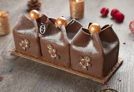Noel 2013 Buche Plaisir Denis Matyasy Poses Sur Un Biscuit Amande Trois Petits Cadeaux Garnis De Meringu Art En Chocolat Buche De Noel Desserts Fantaisie