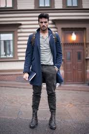 Dunkelblauer Mantel Grauer Henley Pullover Dunkelgraue Camouflage Cargohose Schwarze Lederfreizeitstiefel Herren Outfit Herren Mode Und Manner Mode