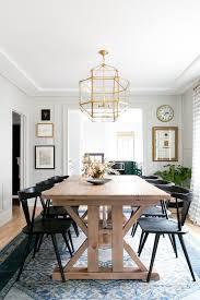 Modern Dining Room Lighting With Rustic Farmhouse Table And Classic Chairs Decoracion De Comedor Comedor Minimalista Mesas De Comedor