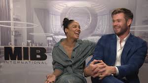 International stars chris hemsworth, tessa thompson, and kumail nanjiani break down men in black fan theories. Chris Hemsworth Tessa Thompson On Mib International And Their First Movie Crush Newsgroove Uk
