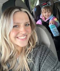 Amanda Hensel's Instagram, Twitter & Facebook