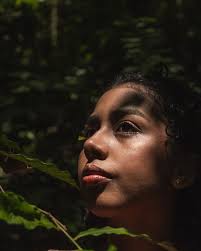 Mi nombre tiene varias curiosidades que sin ser pensadas han determinado mi  carácter y mi vida. Verónica es el nombre de una flor . Hoy mi nombre y yo  estamos en sintonía,