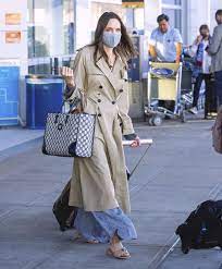 Angelina jolie is joking about single life! Q66om1zogohw3m