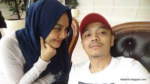 Di saat saling mengenali kutahu cintamu memanggil dalam perasaan yang tak kau dengari lambaianmu di dalam mimpi bayangan senyum bidadari indah segenap rasa tak terbagi belahlah jasadku tiraikan malamku pasti akan kau jumpa api cinta menyala hingga akhir nafas ini sayang sampai akhir pasti cintaku tersimpul mati di syurga tetap kau kunanti. Lirik Lagu Sumpah Cintaku Asfan Shah Kitablirik