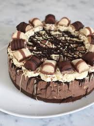De vulling smaakt naar de vulling van kinderbueno zelf, maar dan wat frisser door de kwark. Cheesecake Bakingwithfliss