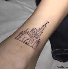 tattoo da disney estilo fine line feita pela artista iara oliveira deseja saber mais sobre o trabalho de nosso art leds tattoo tatuagem tatuagens minimalistas