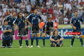 El juego de la selección argentina con una pelota de fútbol americano. 2006 La Ilusion Que No Se Concreto El Grafico