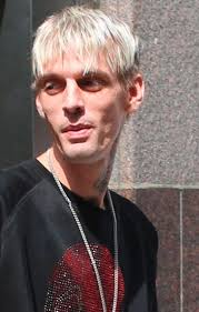 Stjärnans skakiga höst — bilkrasch, näsbrott och droginnehav: aaron carter  in på rehab