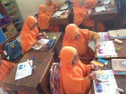 Seni adalah karya seseorang yang melukis tentang pengungkapan ekspresi. Karya Seni Rupa Tempel Kolase