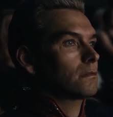 Lo so che non è niente di nuovo, ma cosa ne pensate di North West che  riceve in regalo il cappello di Smooth Criminal di Michael solo per un  costume di Halloween? :