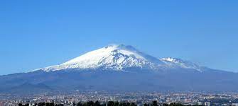 Historical lava flows cover much of the surface of this massive volcano, which makes it the highest and most voluminous in italy. Etna Atna Sizilien Lieben De
