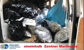 Definition, rechtschreibung, synonyme und grammatik von 'künstler' auf duden online er ist ein künstler der improvisation, im sparen. 45 Drogen An 45 Tagen Und Dazu 45 Selbstportraits