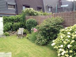Recht auf privatsphaere im garten diese sphre geniet einen sehr starken schutz. Mein Balkon Meine Privatsphare Mein Sichtschutz Weidenprofi Gmbh Weidenzaune Haselnusszaune Robinienzaune Gartenausstattung Korbwaren