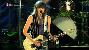Back on the chain gang is a song written by chrissie hynde and originally recorded by her band the pretenders, and released as a single by sire records in september 1982. The Pretenders Back On The Chain Gang Live In London Youtube