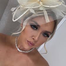 Can someone recommend me an eyelash place in Bolton please thanks ☺️