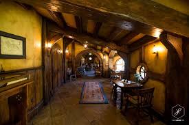 Faites Le Tour Du Proprietaire Du Village Des Maison De Hobbit Village Maison