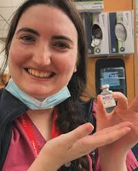 Time for another FELLOW FRIDAY!! This week featuring one of our spectacular  second years Micha Thompson! Where are you from/where did you do your  training? -New Haven, CT 🏡 -Weill Cornell for