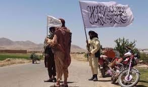 Humo sobre kabul mientras los talibanes retiran la bandera nacional. Iran Los Talibanes No Pueden Revivir El Emirato Afgano Al Mayadeen Espanol