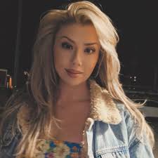 🔥 AQUI HOLIDAYS FEATURE: ABBEY WOLF 🔥 Abbey Wolf is a landscape oil  painter known for her photorealistic depictions of iconic Colorado mountain  ranges and ski areas. Inspired by many seasons working