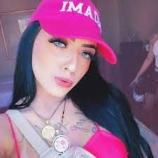 She started posting videos and clips of her own music in july of 2017 and in october of that same year, she signed a deal with warner music brasil. Mc Mirella S Stream