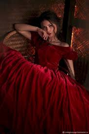 50 Red Color Dress Ideas For Birthday Party That Make You Beautiful Charmino Vestido De Veludo Vermelho Vestidos Por Cor Vestidos Vitorianos