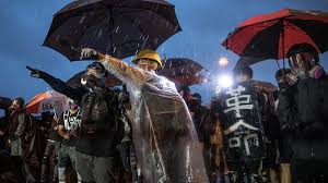 相較於台灣在吵疫苗，香港簡直就是地獄，因為香港高等法院最近在審理的案件，就是在 2020 年 7 月 1 日這一天，港區國安法開始實施，當天有位民眾叫做唐英傑，他騎著摩托車，車上插有「光復香港，時代革命」的旗幟，闖入警方防線。 é¦™æ¸¯æŠ—è®® æ¸¯äººå¿ƒä¸­çš„ å…‰å¤é¦™æ¸¯ æ—¶ä»£é©å'½ Bbc News ä¸­æ–‡
