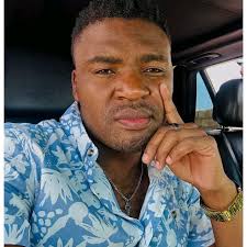 Kelvin #mhofungoshi #amejiua weekend na kuonesha live tukio zima kupitia  ukurasa wake wa Facebook. Kevin ni raia wa Zimbabwe 🇿🇼 aliyekua akiishi  South Africa. Kuumizwa kwenye mapenzi ndo sababu inayotajwa kumsukuma Kelvin