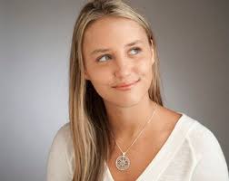 Colgante de dólar comercial británico de plata esterlina tallado a mano:  joyería con monedas de la Reina Victoria