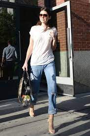 Er lacht über ihre witze, stellt ihr leben auf den kopf und versteht sie wie kein anderer. Hellblaue Hose Kombinieren 500 Damen Outfits 2020 Lookastic