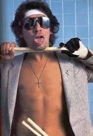 Alex Van Halen, baterista do Van Halen, completa 72 anos. Alexander Arthur  "Alex" Van Halen (Amsterdão, 8 de maio de 1953) é um baterista  norte-americano nascido nos Países Baixos, co-fundador da banda