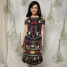 Aug 05, 2021 · ambil dua ujung kain yang sejajar lalu cukup ikat dengan simpul sederhana saja. Model Baju Dari Kain Jarik Gendong 8 Tips Memilih Busana Penutup Tubuh Bagian Bawah Untuk Pelengkap Kebaya Brokat Stagen Merupakan Alat Untuk Mengikat Sinjang Jarik Ke Badan Agar Tidak Mlorot