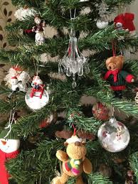 Árvore de natal com decoração branca e detalhes dourados. A Tradicao Da Arvore De Natal Como Surgiu E Onde Tudo Comecou
