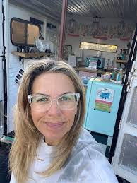 Lisa Endsley's Instagram, Twitter & Facebook