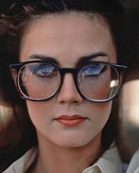 Who was rocking oversized glasses in the '70s… and who's still pulling them  off today? #LyndaCarter #VintageStyle