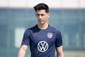 El norwich se encontraba luchando por permanecer un año más en la premier league cuando la competición quedó en suspenso debido a la según la información que manejamos en todofichajes, el norwich city tiene cerrada la contratación del futbolista del hannover 96, sebastián soto. Sebastian Soto Biography Net Worth Salary Career Teams Family Parents Girlfriend Ebiographypost