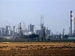 An oil refinery belonging to hindustan petroleum corporation at visakhapatnam has come under the scrutiny the pcb today conducted hearing with the officials of hpcl (vizag refinery) at the district. Major Fire At Hpcl Refinery In Vizag One Killed 35 Injured The Economic Times