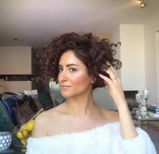 شعر المرأة هو ما يمنحها رصيدا أكبر من الجمال لذلك يتوجب عليها الإهتمام به بشكل خاص حتى يكون مظهره رائعا و مميزا إلا أن الأغلبية تعاني من بعض المشاكل المختلفة مثل تكسر. Ø·Ø±ÙŠÙ‚Ø© Ø¹Ù…Ù„ ØªØ³Ø±ÙŠØ­Ø© Ø´Ø¹Ø± ÙƒØ§Ø±ÙŠÙ‡ Ù‚ØµÙŠØ± ÙƒÙŠØ±Ù„ÙŠ Ø¨Ø¯ÙˆÙ† Ù‚Øµ Ù…Ø¬Ù„Ø© Ø§Ù„Ø¬Ù…ÙŠÙ„Ø©