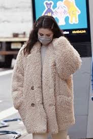 Selena selena selena gomez pictures selena gomez photoshoot alex russo american singers american girl. Selena Gomez Heading To Only Murders In The Building Set In New York 01 19 2021 Hawtcelebs