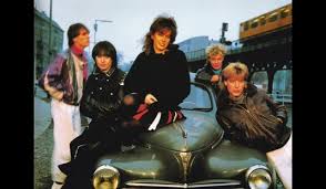 It has average energy and is very danceable with a time signature of 4 beats per bar. Yabla Player Learn German Nena 99 Luftballons