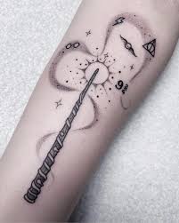 The deathly hallows are symbolized very simply by a circle and a straight line within a triangle. Harrypotter Harrypottertattoo Hogwarts Tattooideas Tiny Harry Potter Tattoos Harry Potter Tattoos Harry Potter Tattoo